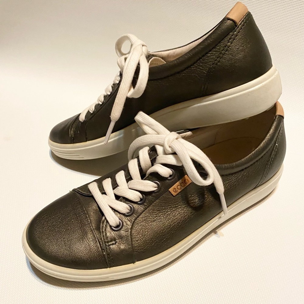 Ecco Soft 7 Sneakers Size 5 Wide Width EUC metallic deep green taupe color